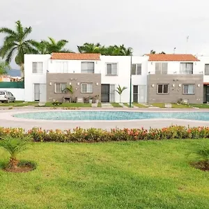 Modern Pool Side, 3 Bdrm House With Parking Holiday home